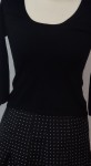 sort bluse prikket nederdel