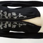 cardigan med hvide broderinger