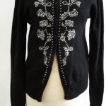 cardigan med hvide broderinger